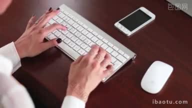 年轻的女商人在办公室的电脑上工作，敲击键盘和鼠标写电子邮件